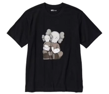 Afbeelding in Gallery-weergave laden, KAWS x Uniqlo UT Short Sleeve Graphic T-shirt (Asia Sizing)