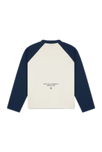 Afbeelding in Gallery-weergave laden, ELAN OVERSIZED LONGSLEEVE TEE OFF-WHITE &amp; NAVY
