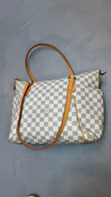 Load image into Gallery viewer, Louis Vuitton Vintage Bag (1)
