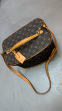Load image into Gallery viewer, Louis Vuitton Vintage Messenger Bag (1)
