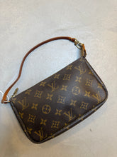 Load image into Gallery viewer, Louis Vuitton Pochette
