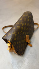 Load image into Gallery viewer, Louis Vuitton Messenger Bag
