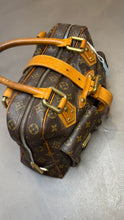 Load image into Gallery viewer, Louis Vuitton Monogram Manhattan
