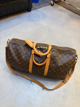 Load image into Gallery viewer, Louis Vuitton Keepall 55L &amp; Strap (Like new condition)
